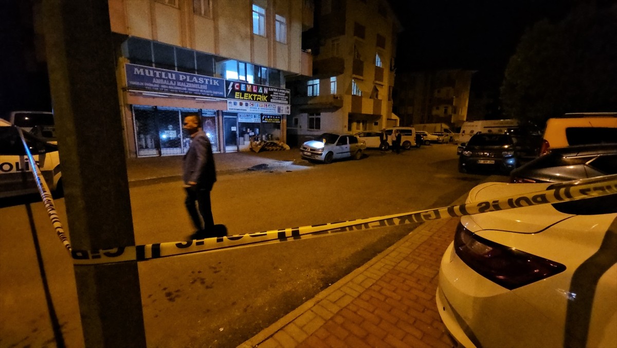 Antalya'nın Manavgat ilçesinde bir kişiye, kimliği henüz tespit edilemeyen şüpheli tarafından...