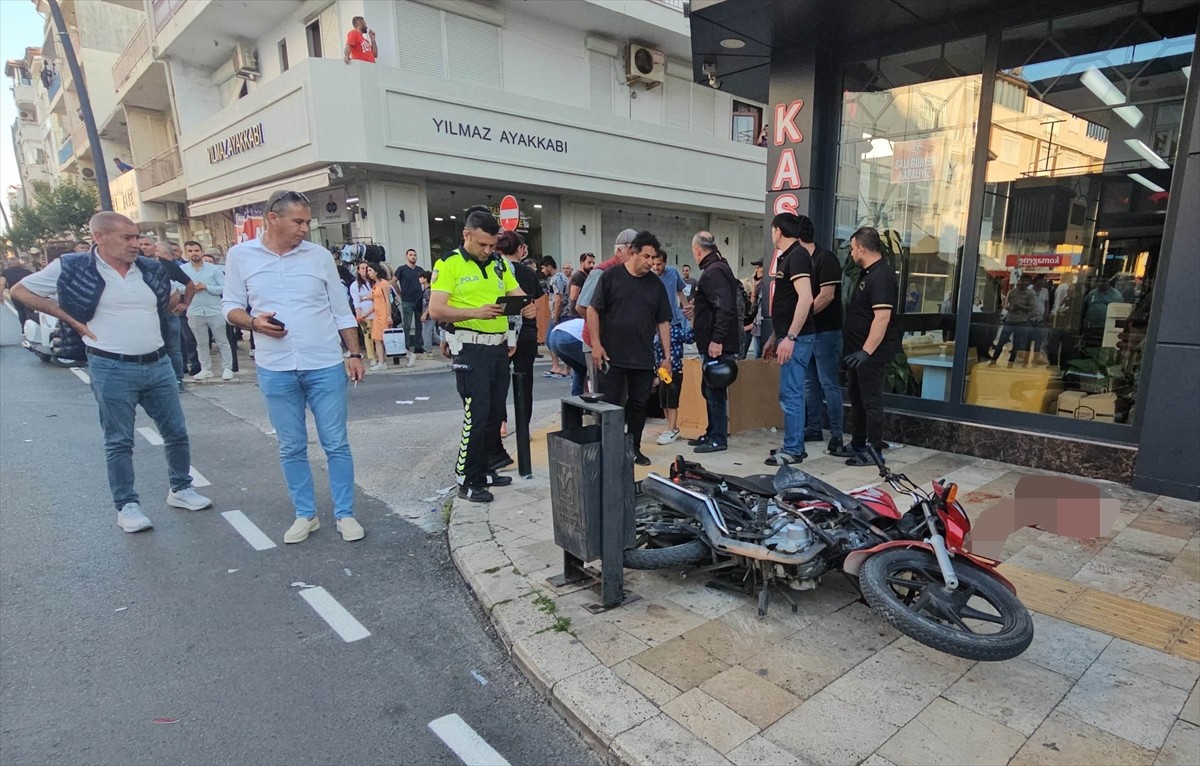 Antalya'nın Manavgat ilçesinde servis minibüsü ile motosikletin çarpışması sonucu 1 kişi hayatını...