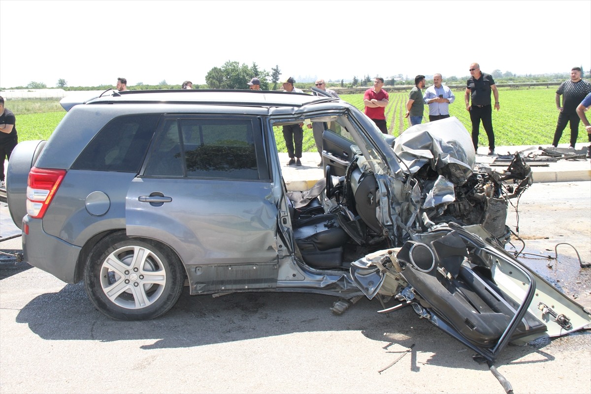 Antalya'nın Serik ilçesinde kepçe ile otomobilin çarpışması sonucu 2 kişi yaralandı.