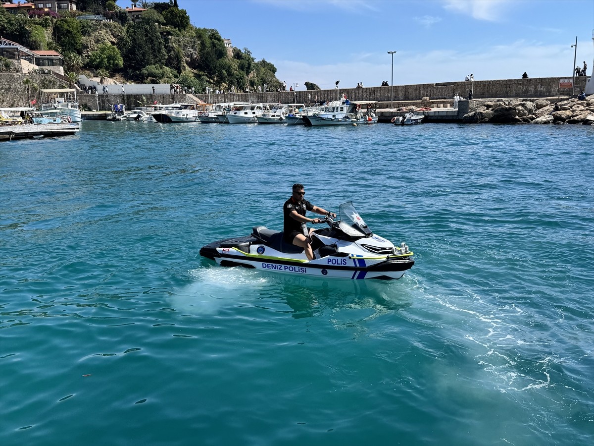 Antalya açıklarında teknelerinin yakıtının bitmesi sonucu mahsur kalan 3 kişi deniz polisince...