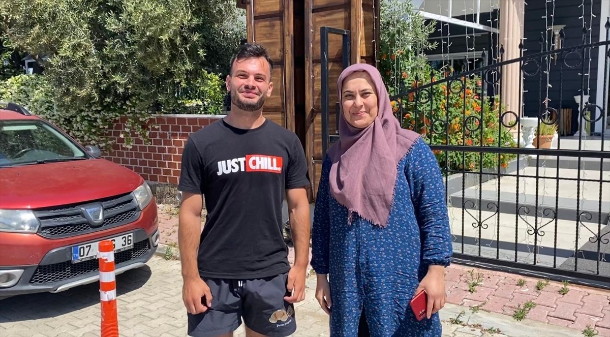 Antalya’nın Serik ilçesinde Moldova uyruklu turist Vlad Istrati, bulduğu cep telefonunu sahibi...