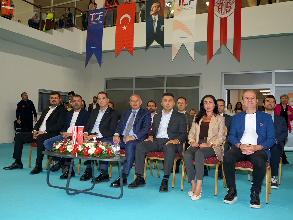 Antalyaspor Kulübünün girişimleriyle bu yıl ilk kez düzenlenen Uluslararası Golden Sun Ritmik...