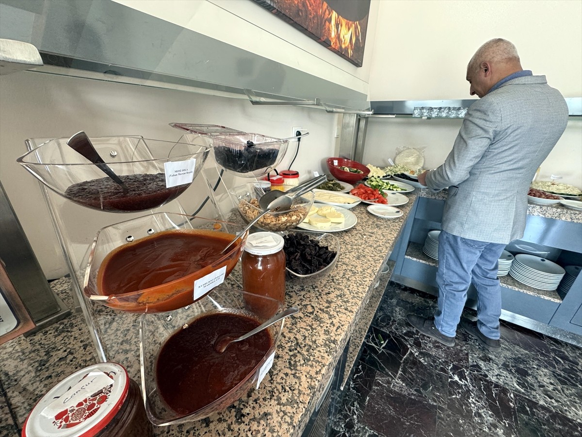 Ardahan Üniversitesinde, Türk Mutfağı Haftası dolayısıyla düzenlenen kahvaltı programında, kentin...