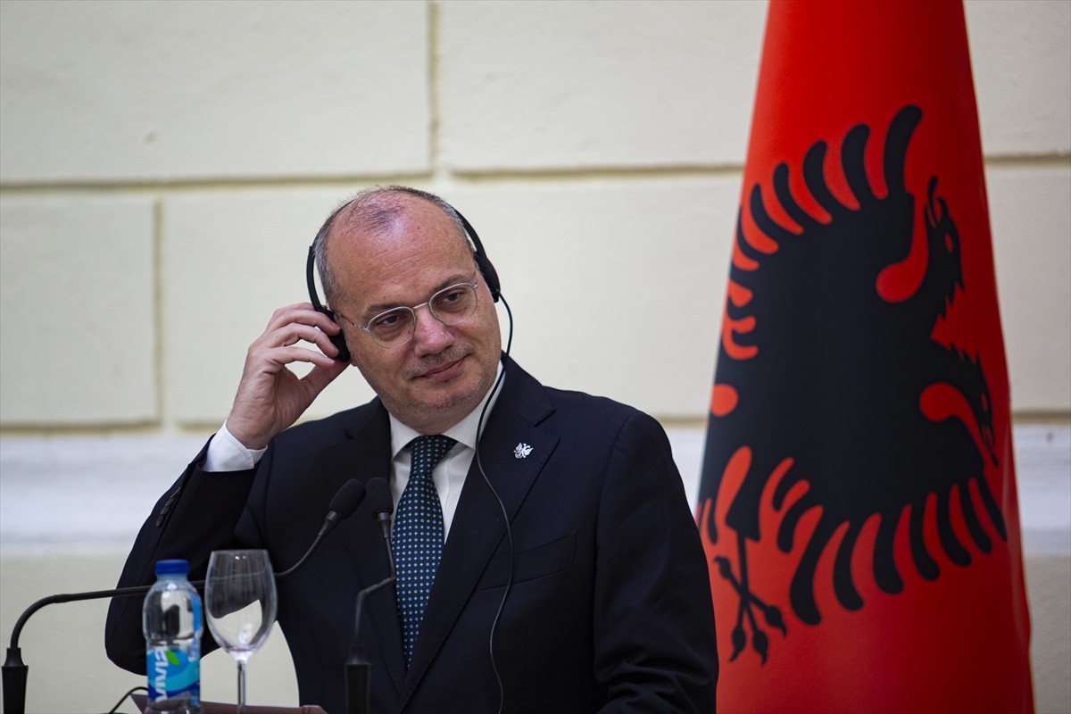 Arnavutluk Avrupa ve Dışişleri Bakanı İgli Hasani (fotoğrafta), Bosna Hersek'in başkenti...