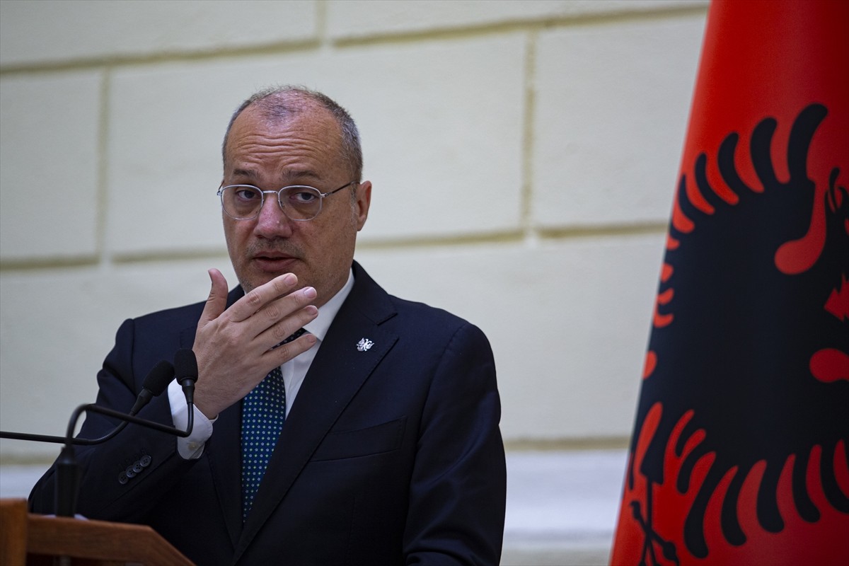 Arnavutluk Avrupa ve Dışişleri Bakanı İgli Hasani (fotoğrafta), Bosna Hersek'in başkenti...