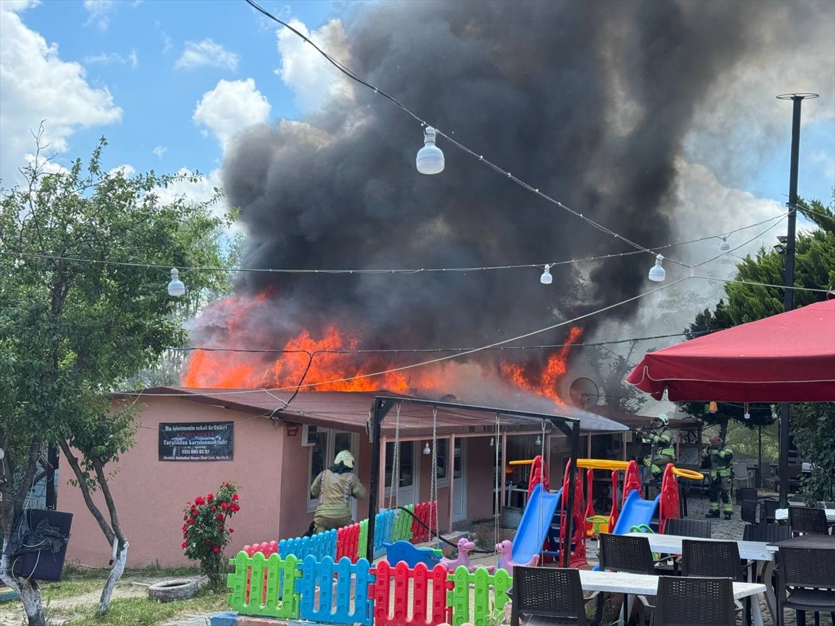 Avcılar'da ızgara et ve mangal hizmeti veren bir iş yerinde çıkan yangın söndürüldü.