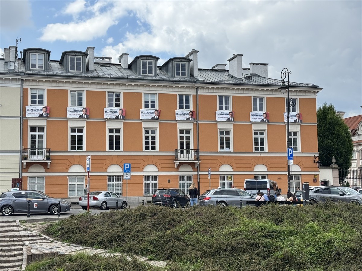 Avrupa Birliği (AB) ve NATO üyesi Polonya'da vatandaşlar, cumhurbaşkanı seçiminin ikinci turu için...