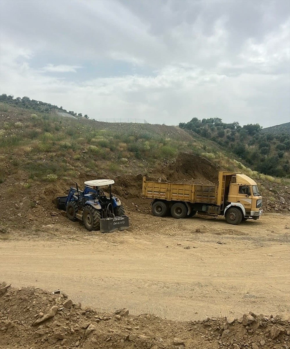 Aydın'ın Efeler ilçesinde kayan toprağın altında kalan kepçe operatörü hayatını kaybetti.