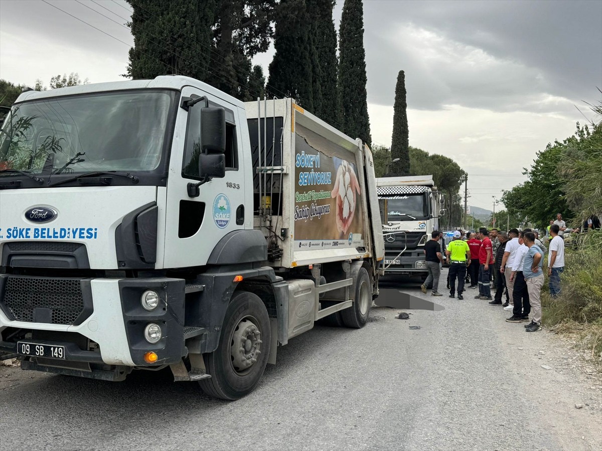 Aydın'ın Söke ilçesinde, hafriyat kamyonunun çöp kamyonuna çarptığı kazada belediye temizlik...