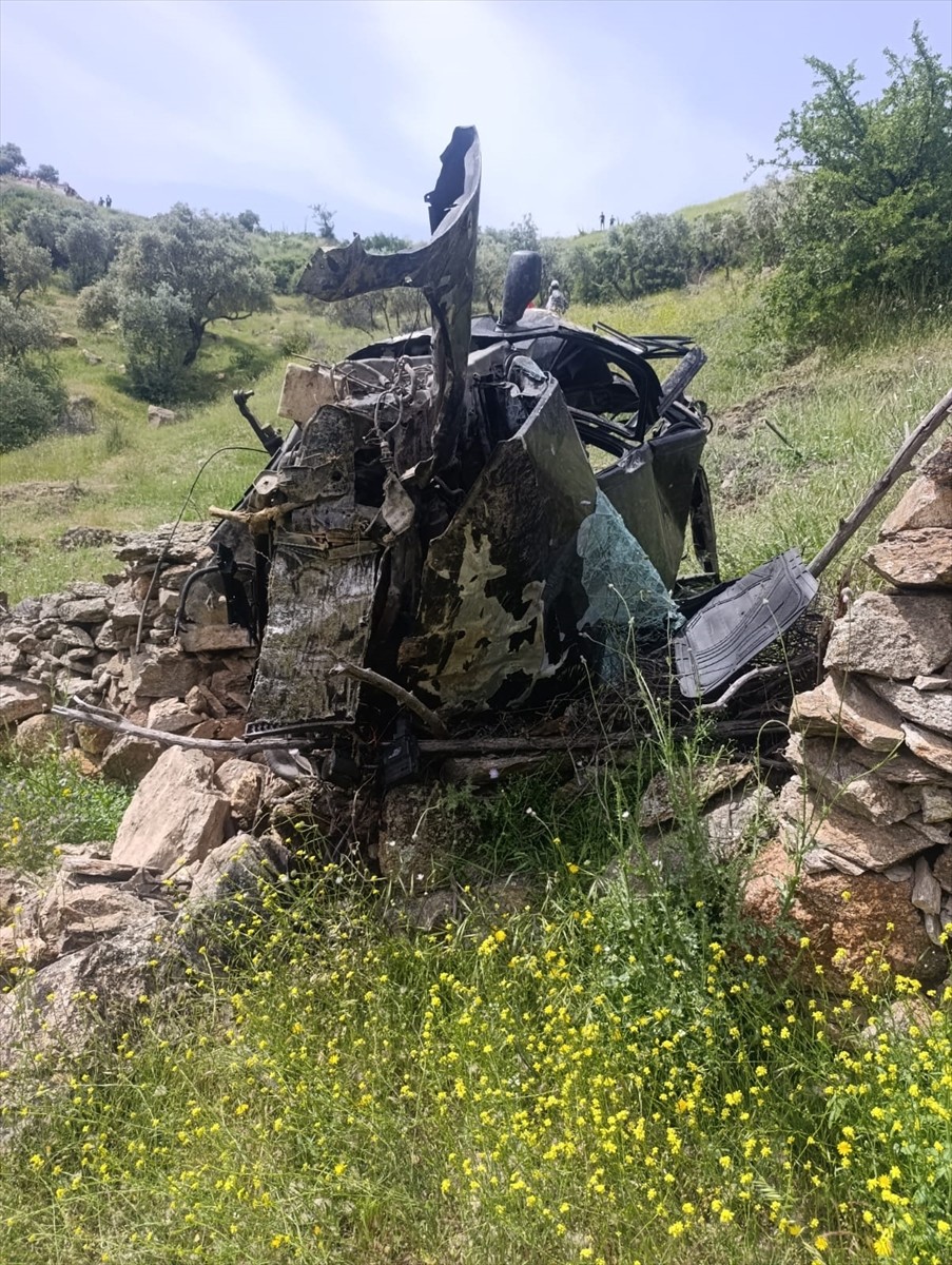 Aydın’ın Çine ilçesinde kayıp ihbarında bulunulan kişi, şarampole devrilen otomobilinin yakınında...