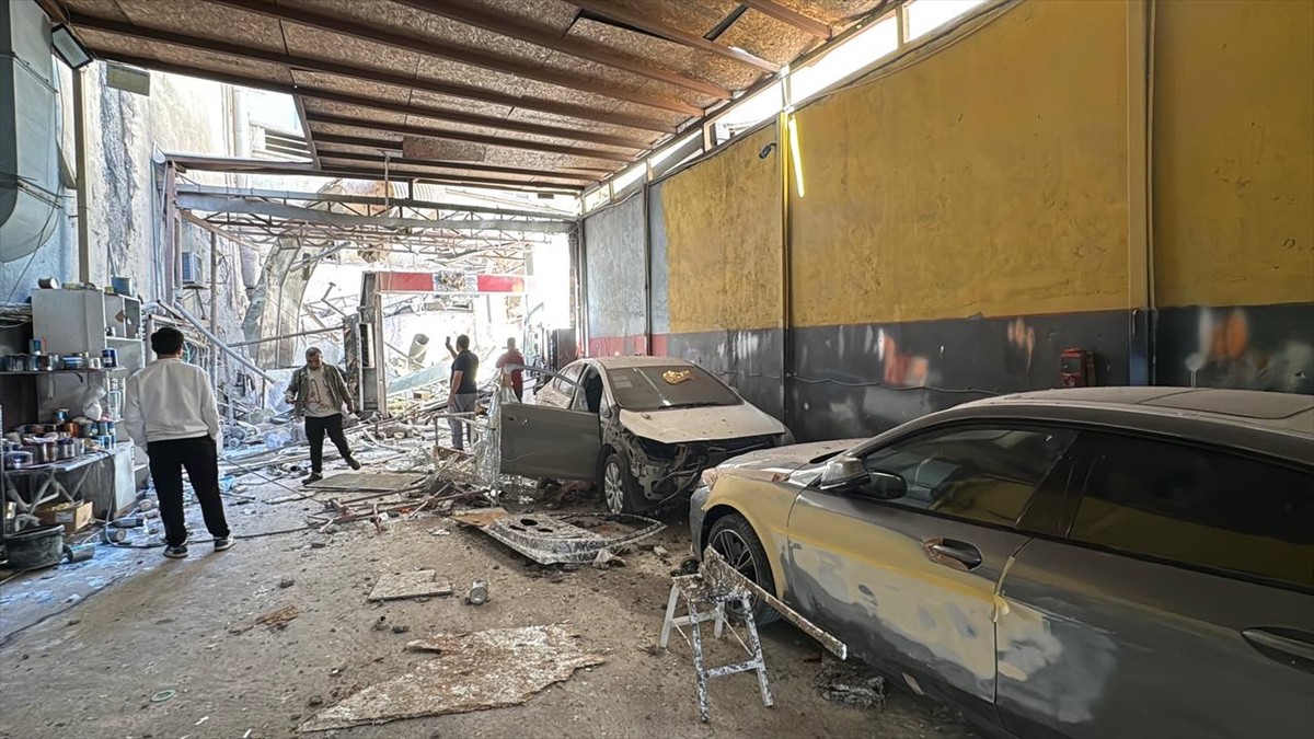 Bağcılar'da bir ütü paket atölyesindeki buhar kazanının patlaması sonucu 1 kişi yaralandı....