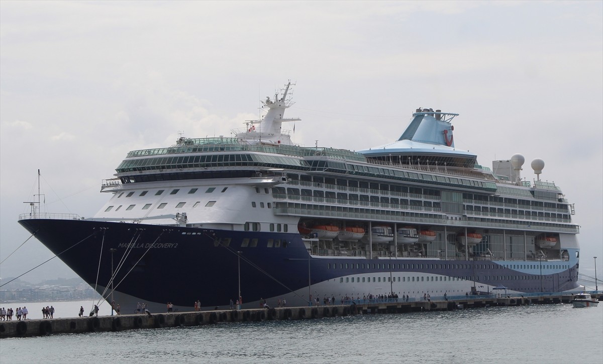 Bahama bayraklı "Marella Discovery 2" adlı kruvaziyer Antalya'nın Alanya ilçesine geldi.