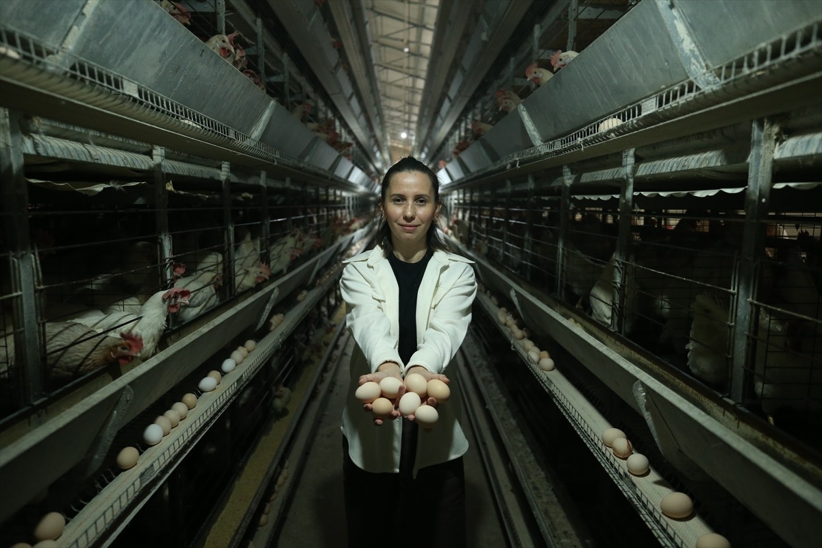 Balıkesir'de yumurtacı tavuk üretimi yapan Tarım Orman Gençlik Konseyi Üyesi Esra Özder Çakmak...