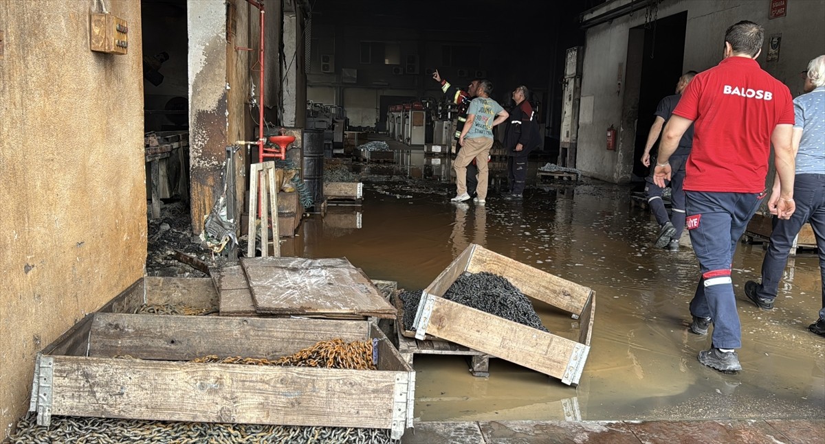 Balıkesir'de zincir üretimi yapan fabrikada çıkan yangın itfaiye ekiplerince söndürüldü.