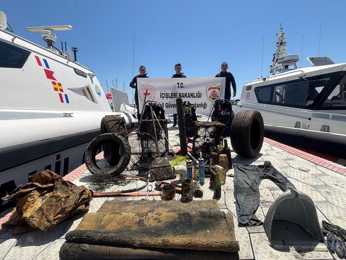Balıkesir'in Ayvacık ilçesinde Dünya Çevre Günü etkinlikleri kapsamında dalgıçlar tarafından deniz...