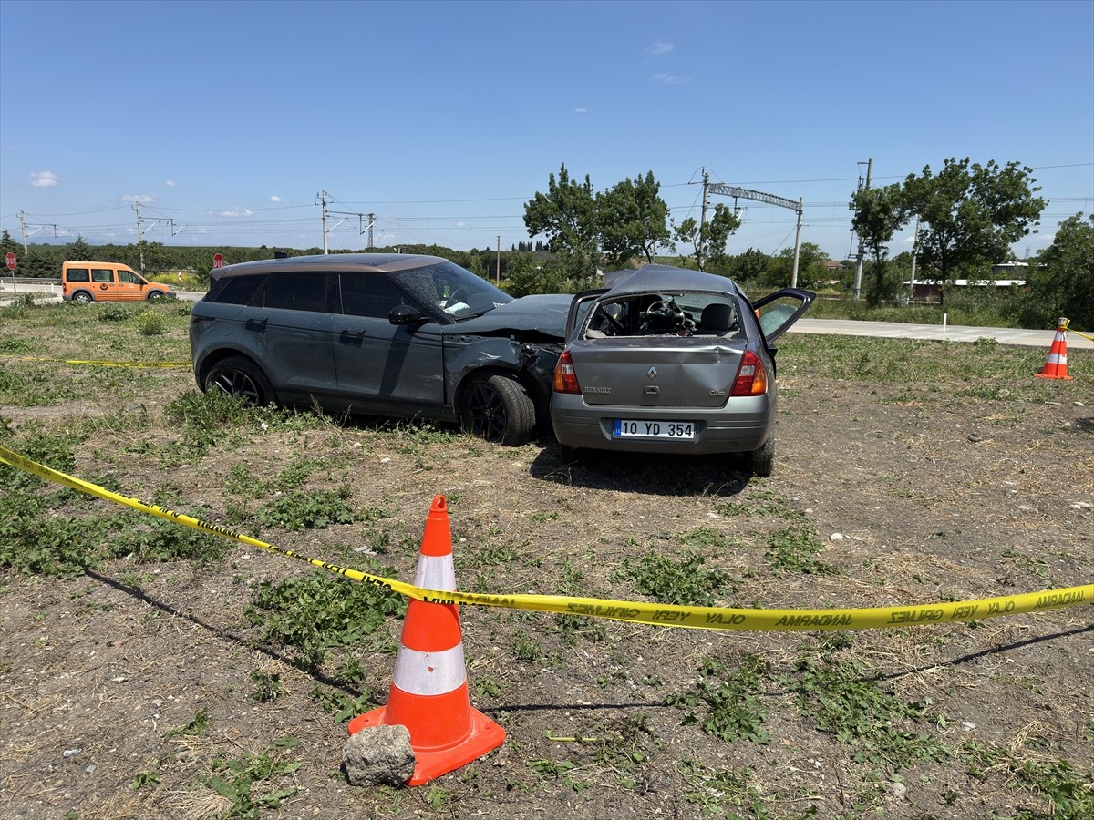 Balıkesir'in Susurluk ilçesinde cip ile otomobilin çarpışması sonucu 1 kişi öldü, 2 kişi...