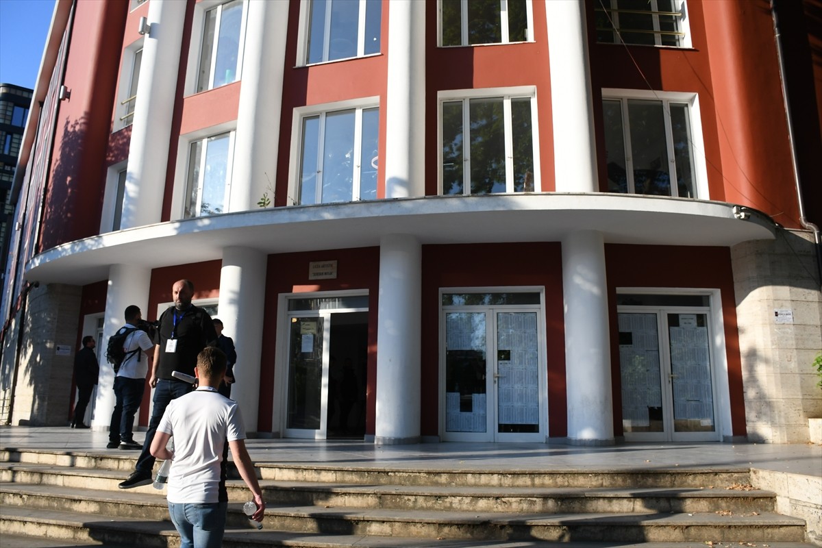 Balkan ülkesi Arnavutluk’ta düzenlenen genel seçimde halk sandık başına gidiyor. Kayıtlı 3 milyon...