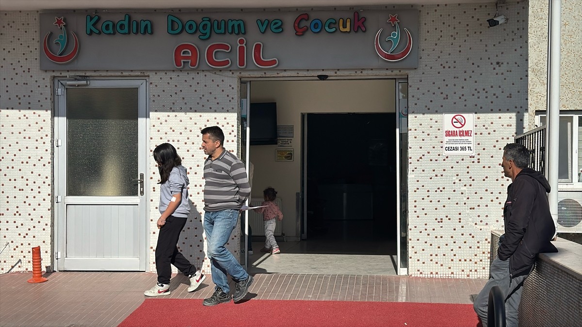 Bartın'da çöpe atılan tarihi geçmiş şekerlemelerden yiyen 17 öğrenci, gıda zehirlenmesi şüphesiyle...