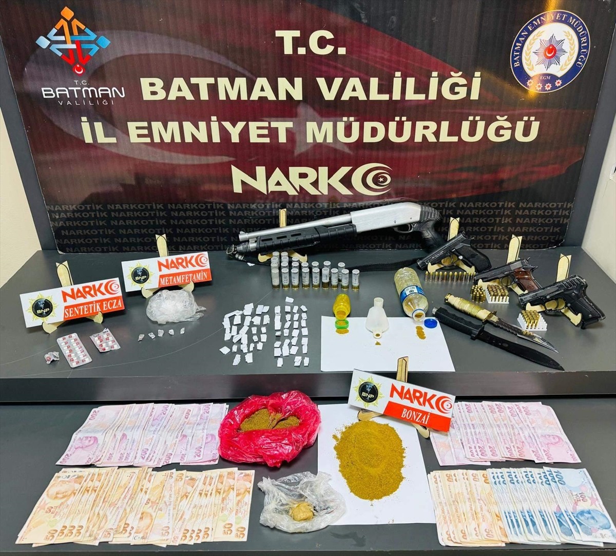 Batman'da düzenlenen uyuşturucu operasyonunda gözaltına alınan 21 zanlıdan 18'i tutuklandı....