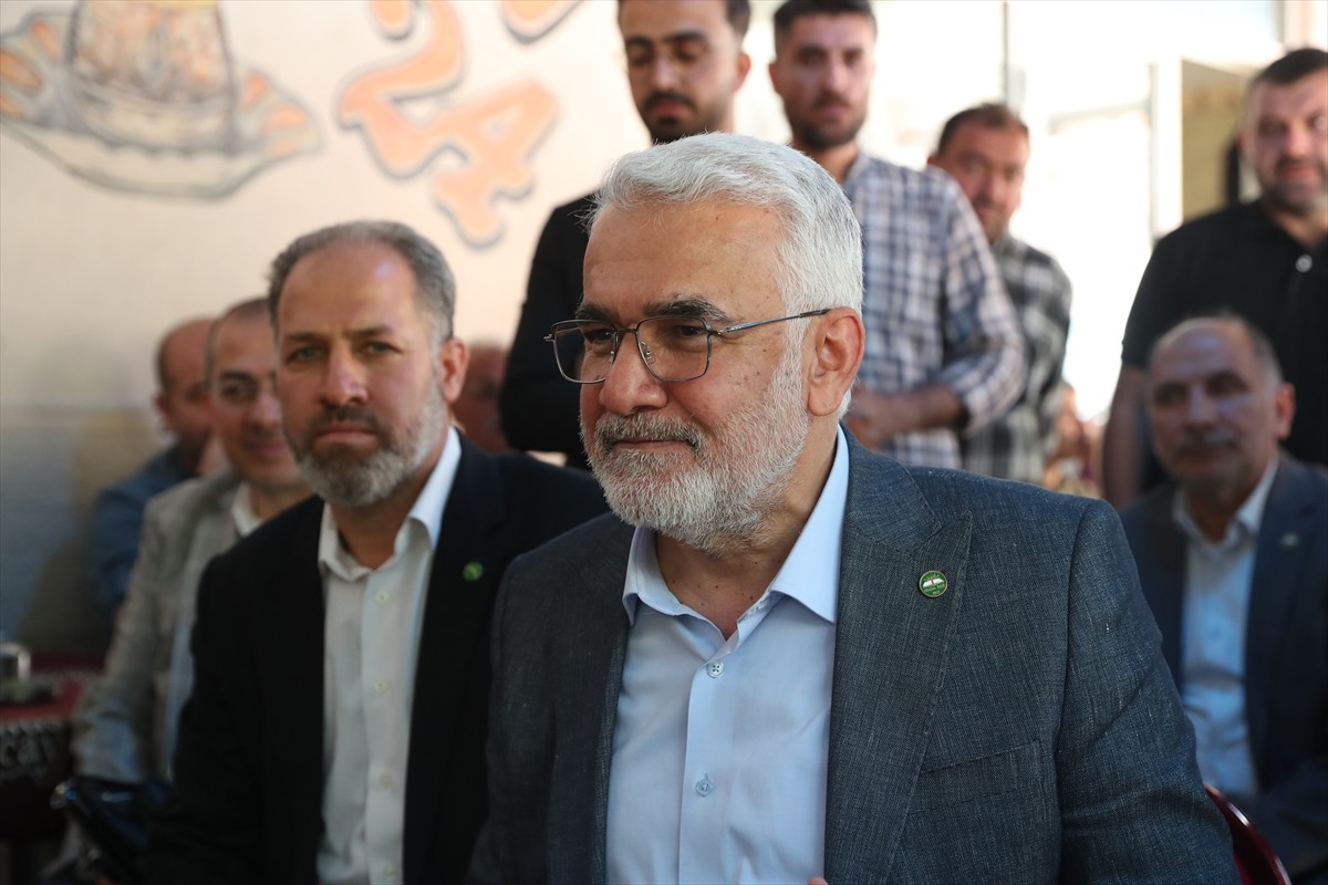 Bazı programları dolayısıyla Erzincan'a gelen HÜDA PAR Genel Başkanı Zekeriya Yapıcıoğlu...