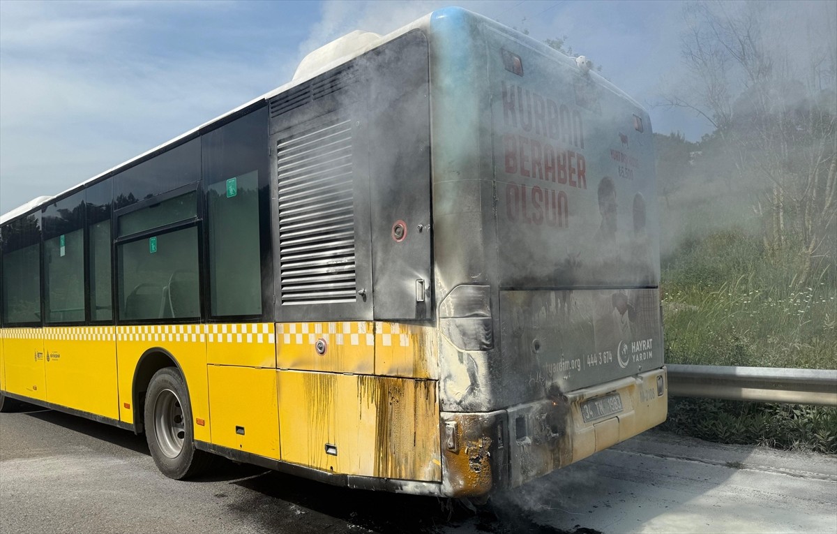 Beykoz'da, seyir halindeki İETT otobüsünün motor kısmında çıkan yangın söndürüldü.