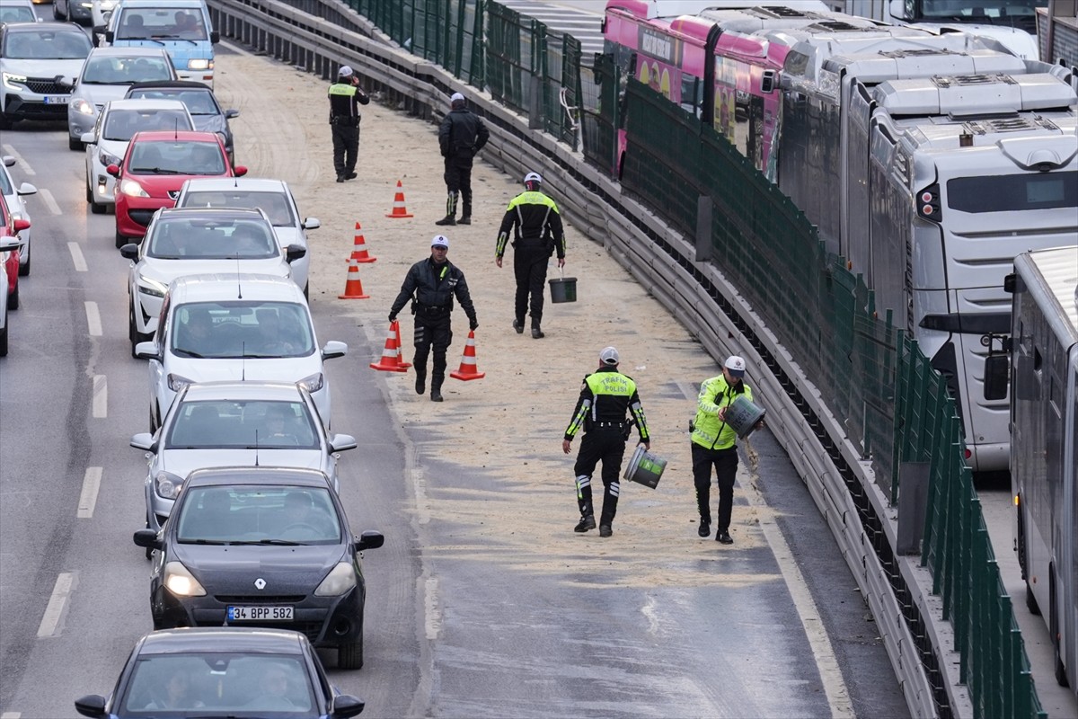 Beylikdüzü'nde metrobüsün, yolcu almak üzere durakta bekleyen diğer metrobüse arkadan çarpması...