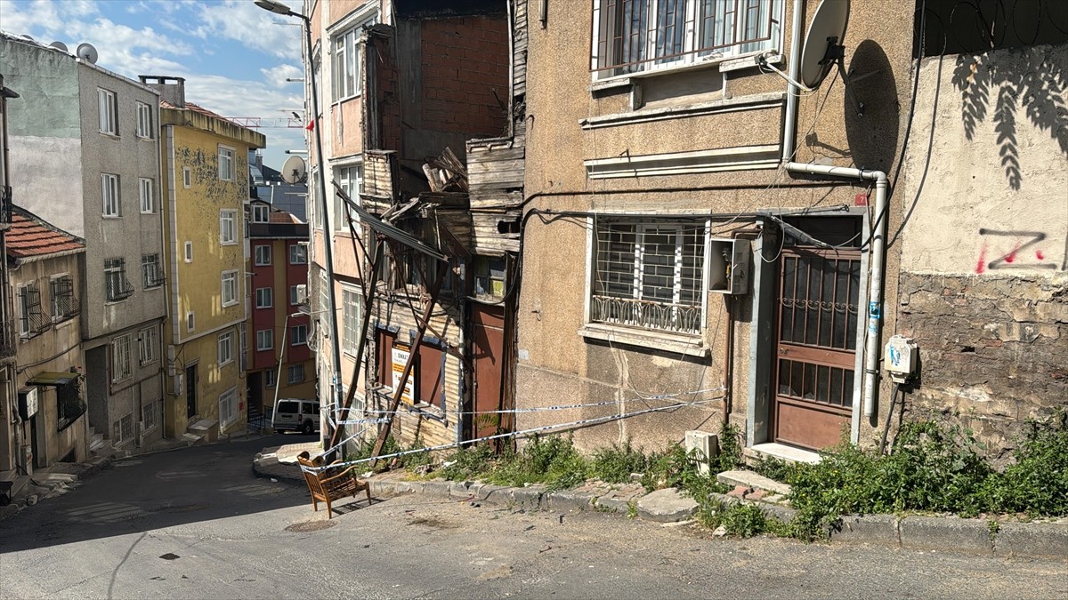 Beyoğlu'nda yokuşu çıkamayarak kayan çöp kamyonu, otomobile ve boş binaya çarparak hasara yol...
