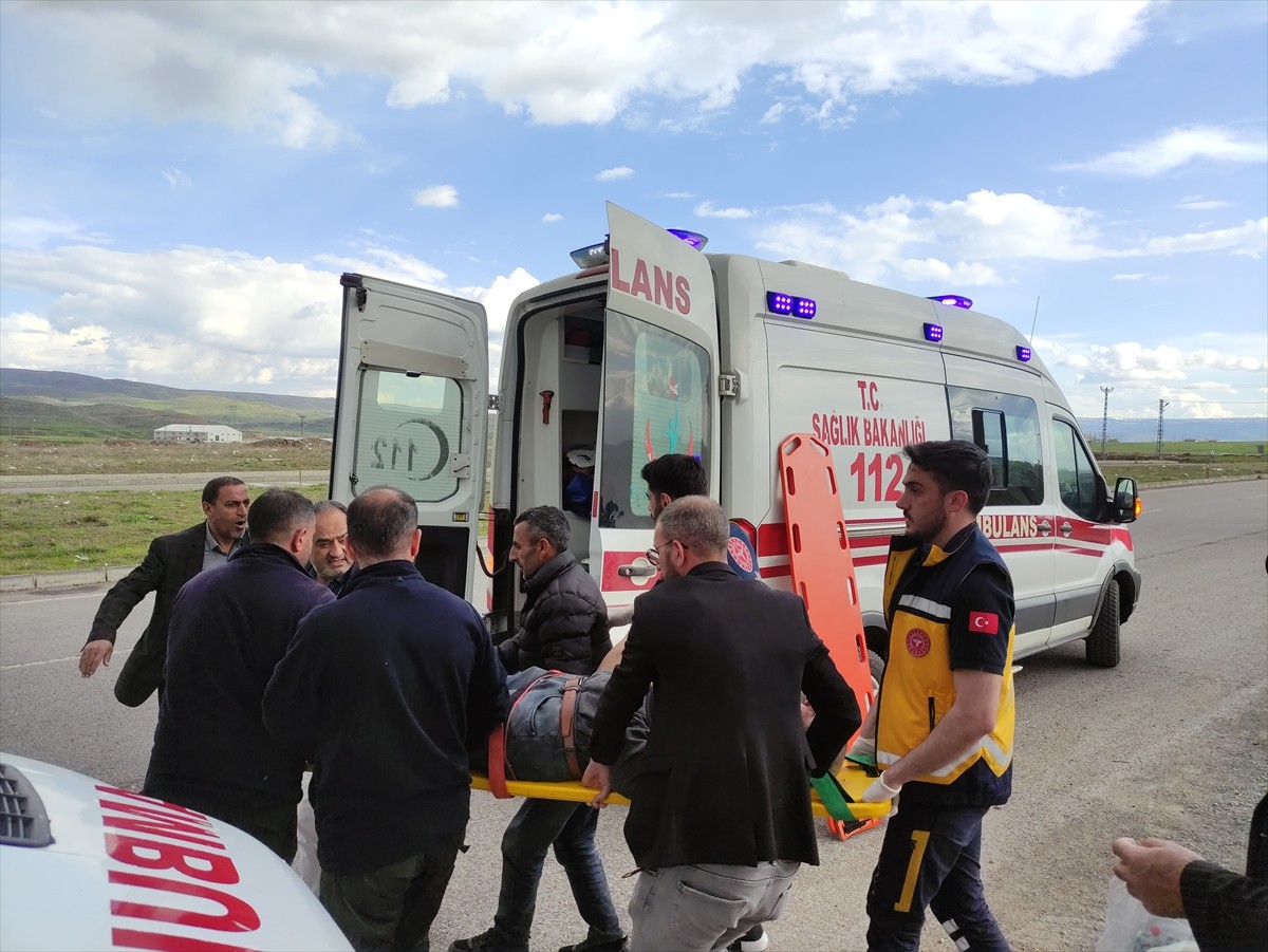  Bingöl'ün Karlıova ilçesinde otomobil ile kamyonetin çarpıştığı kazada 1'i ağır 7 kişi...