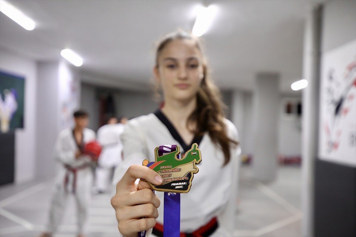 Birleşik Arap Emirlikleri'nde (BAE) düzenlenen Dünya Yıldızlar Tekvando Şampiyonası'nda altın...