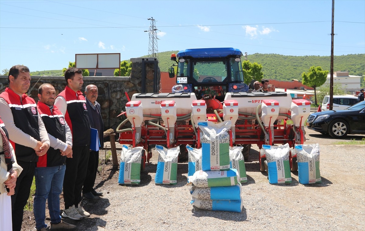 Bitlis'in Güroymak ilçesinde çiftçilere yüzde 75 hibeli, 13 ton 600 kilogram kuru fasulye tohumu...