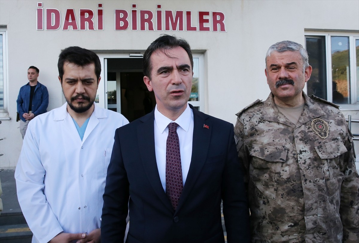 Bitlis'in Güroymak ilçesinde refüje çarparak takla atan araçtaki iki polis memuru yaralandı....