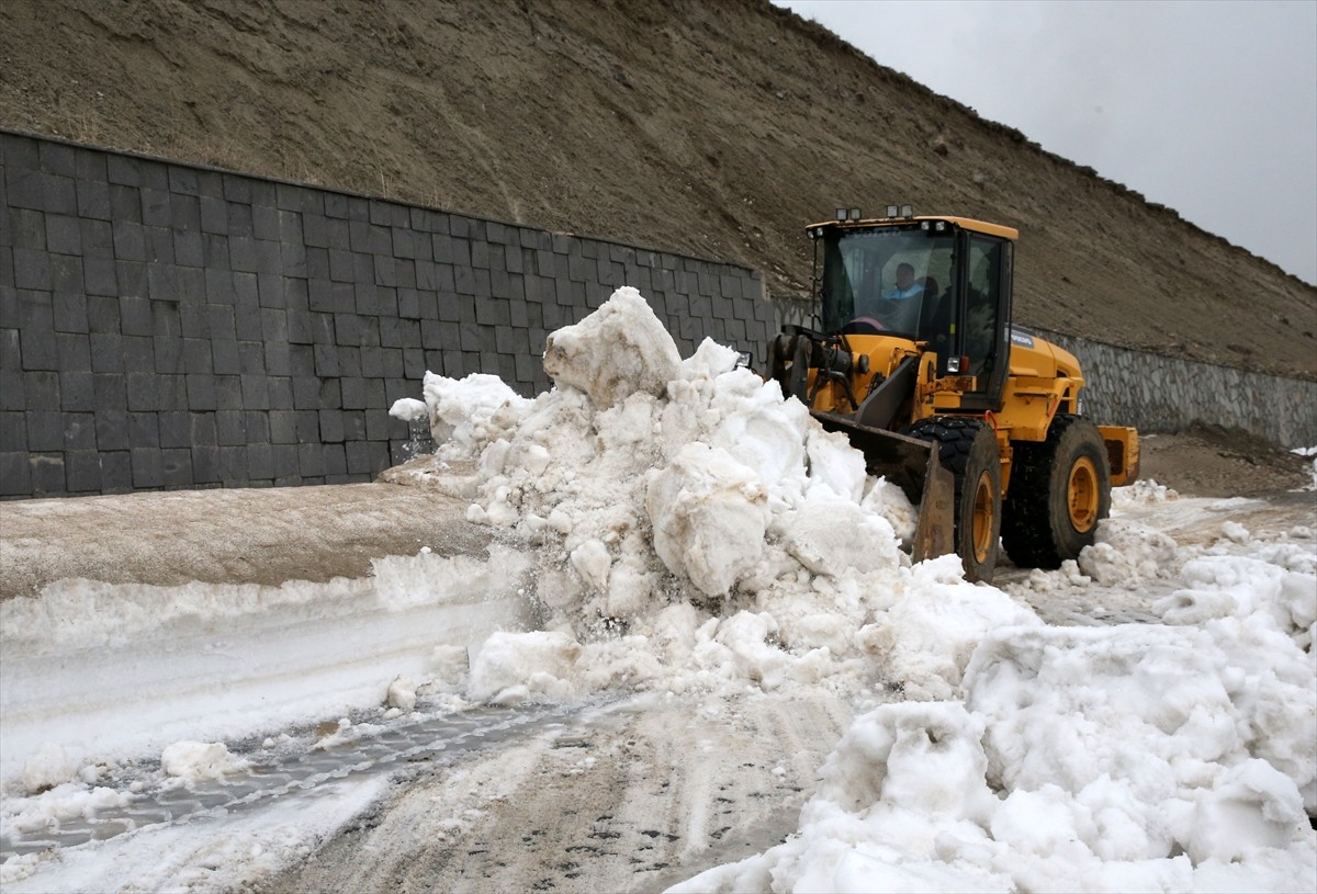 Bitlis'in Tatvan ilçesinde karla mücadele ekipleri, kışın etkili olan kar nedeniyle kapanan Nemrut...