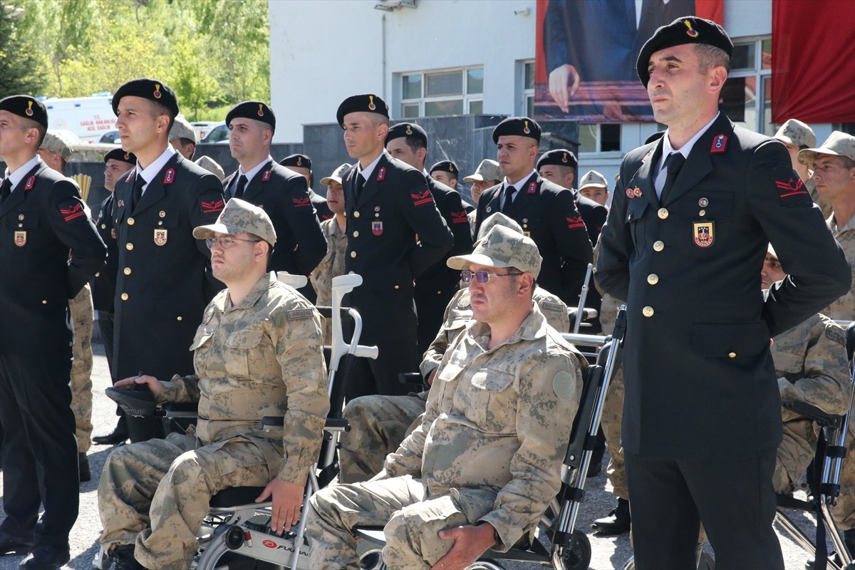 Bitlis'te 20 engelli, bir günlüğüne askerlik yapmanın gururunu ve sevincini yaşadı. İl Jandarma...