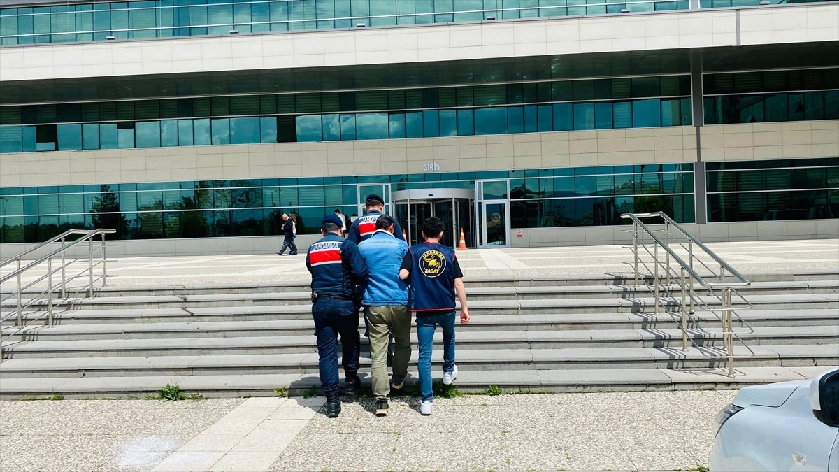 Bolu'da hakkında 16 yıl 8 ay kesinleşmiş hapis cezası bulunan hükümlü, saklandığı ormanda...