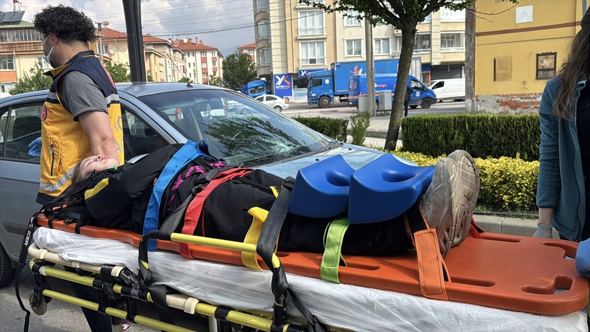 Bolu'da otomobilin çarptığı anne ve 10 yaşındaki kızı yaralandı. Yaralılar, sağlık personelinin...