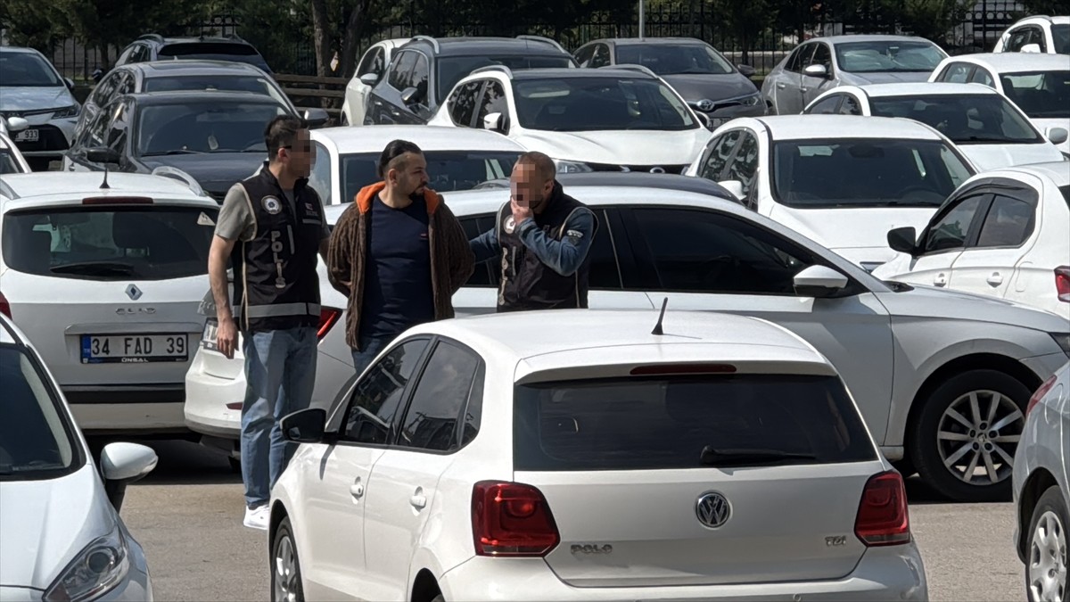  Bolu merkezli iki ilde, Fetullahçı Terör Örgütü'nün (FETÖ) finansal yapılanması kapsamında döner...