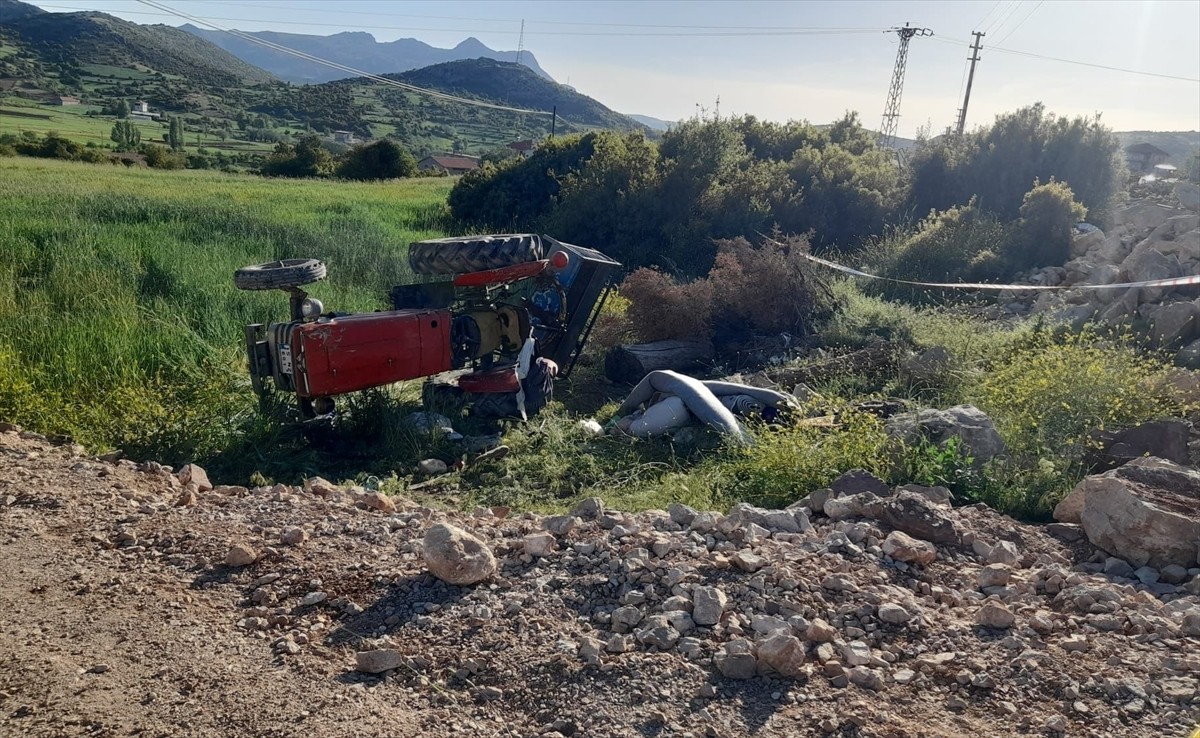 Burdur'da traktörün devrilmesi sonucu 1 çocuk öldü, 4 kişi yaralandı. İhbar üzerine kaza yerine...