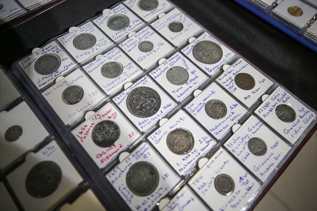 Bursa'da polisin operasyonunda farklı dönemlere ait tarihi eser niteliğinde 1013 altın, gümüş ve...