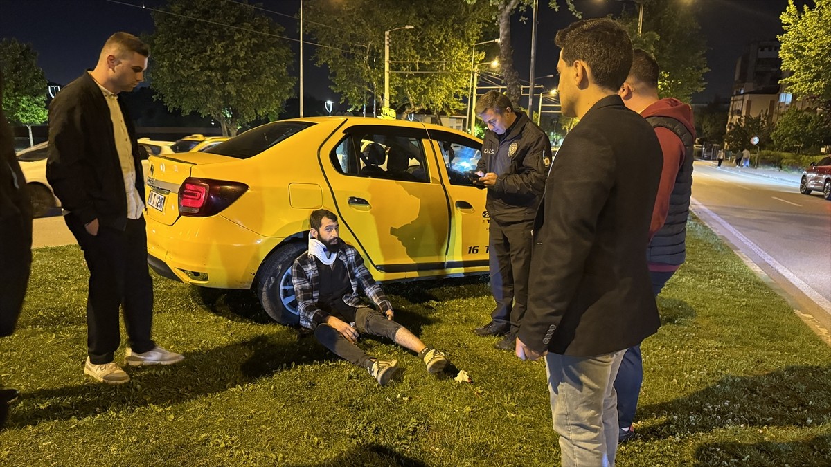 Bursa'da taksi ile otomobilin çarpışması sonucu 7 kişi yaralandı. İhbar üzerine olay yerine polis...