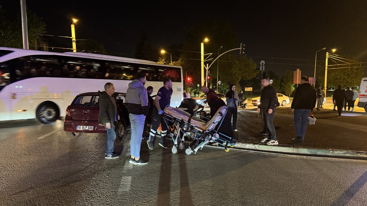 Bursa'da taksi ile otomobilin çarpışması sonucu 7 kişi yaralandı. İhbar üzerine olay yerine polis...