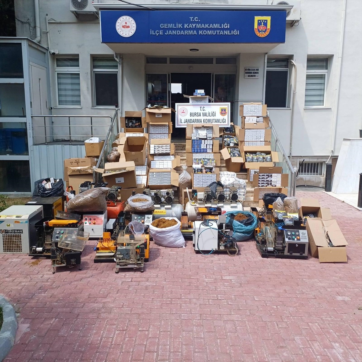 Bursa'nın Gemlik ilçesinde düzenlenen kaçakçılık operasyonunda 4 zanlı gözaltına alındı....