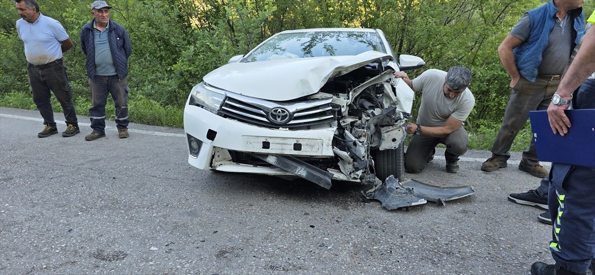 Bursa'nın İnegöl ilçesinde 2 otomobilin çarpışması sonucu 3 kişi yaralandı.