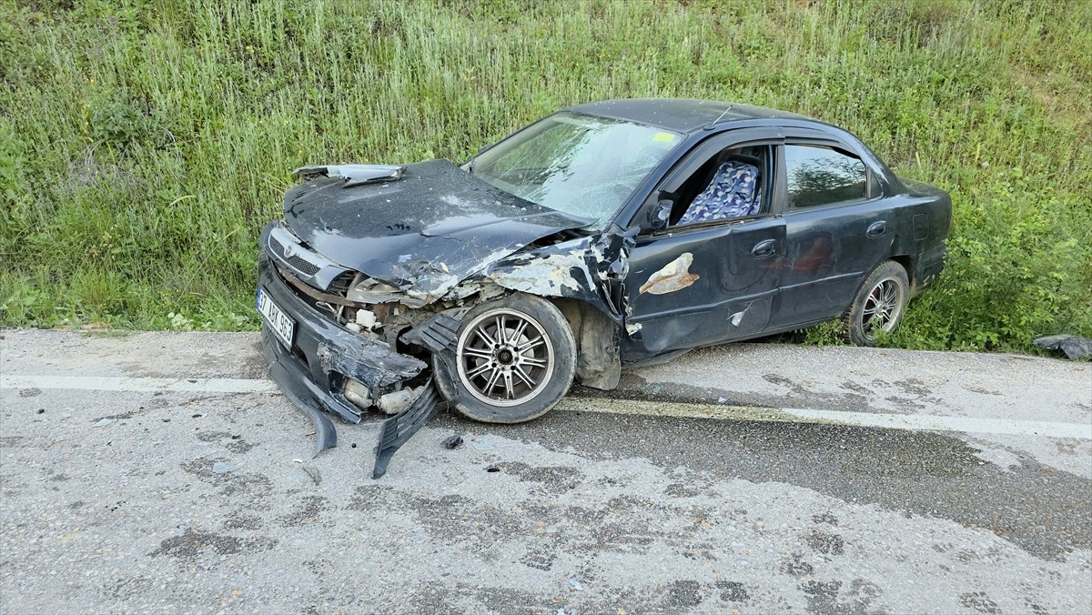 Bursa'nın İnegöl ilçesinde 2 otomobilin çarpışması sonucu 3 kişi yaralandı.