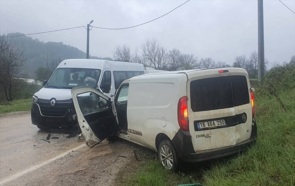 Bursa'nın İnegöl ilçesinde, işçileri taşıyan minibüs ile hafif ticari aracın çarpışması sonucu 13...