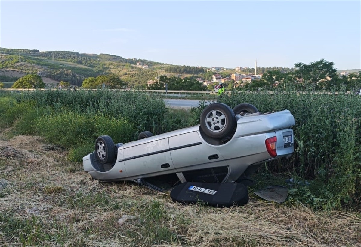 Bursa'nın İnegöl ilçesinde otomobilin şarampole devrilmesi sonucu 5 kişi yaralandı.
