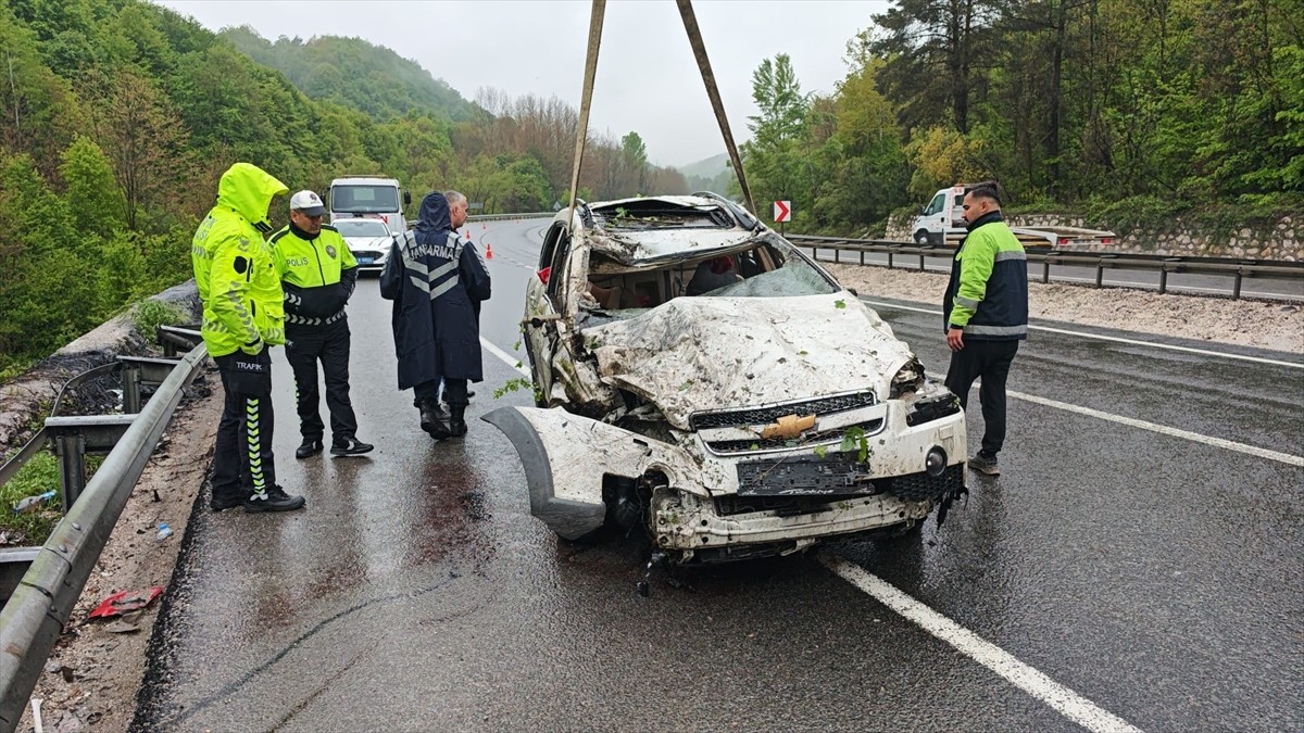 Bursa'nın İnegöl ilçesinde şarampole devrilen otomobildeki sürücü hayatını kaybetti, 2'si çocuk 3...