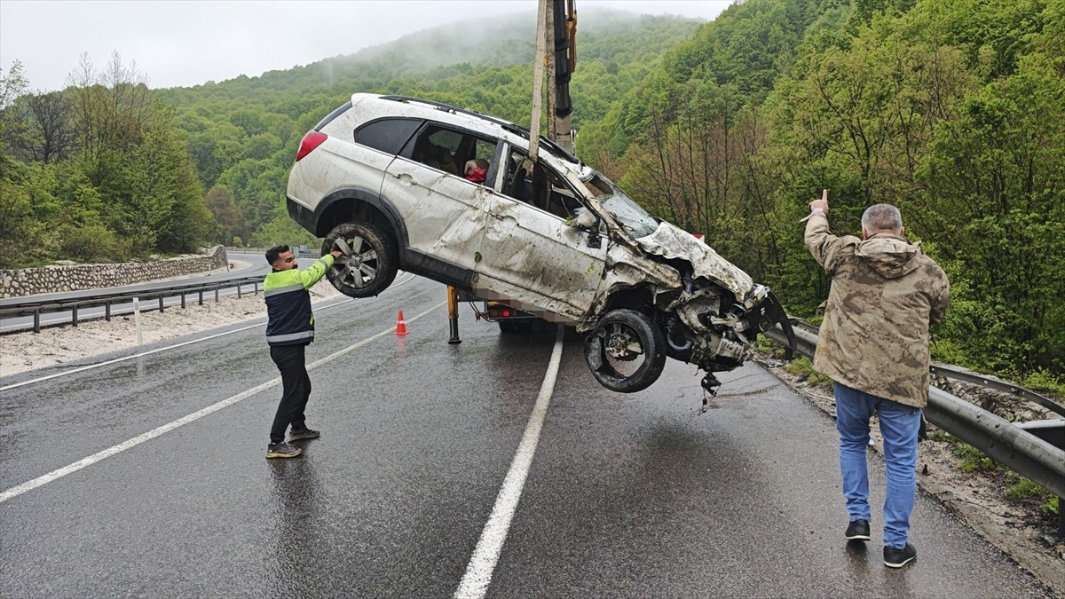 Bursa'nın İnegöl ilçesinde şarampole devrilen otomobildeki sürücü hayatını kaybetti, 2'si çocuk 3...