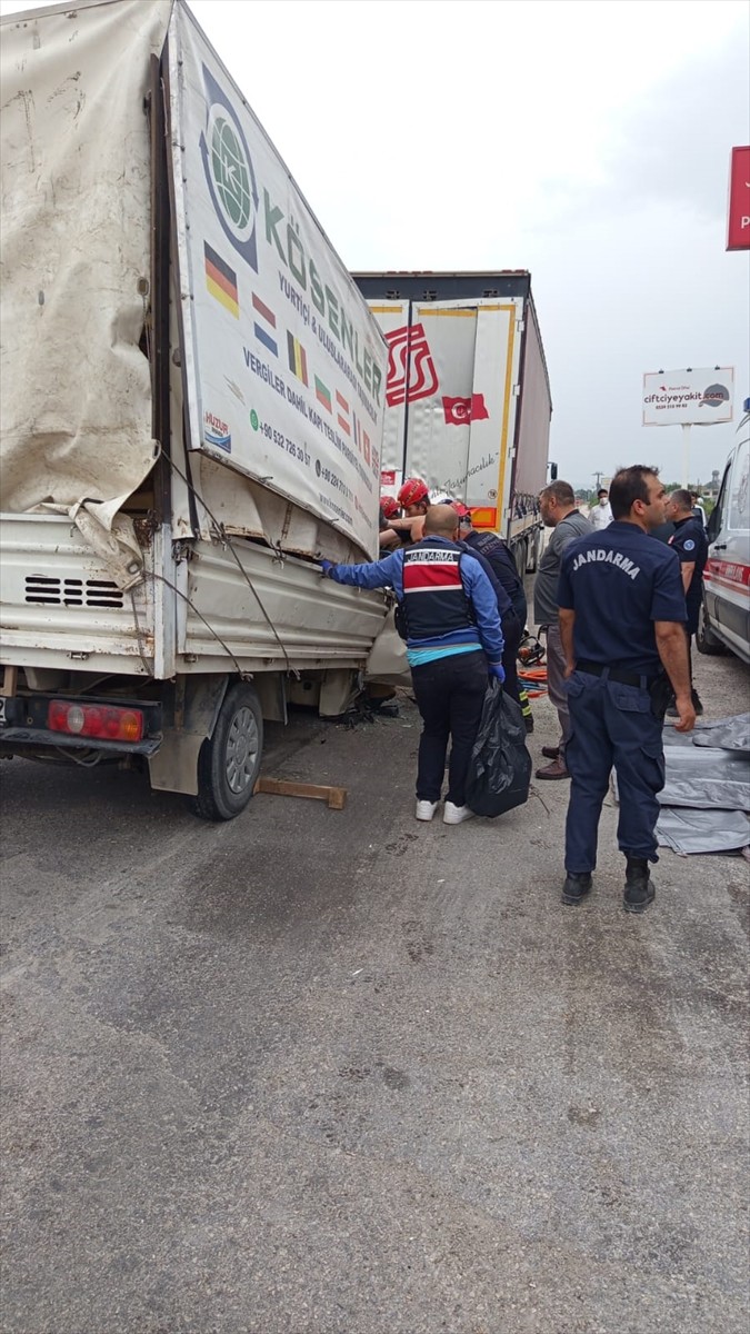 Bursa'nın Karacabey ilçesinde, kamyonetin park halindeki tıra çarpması sonucu 2 kişi öldü.