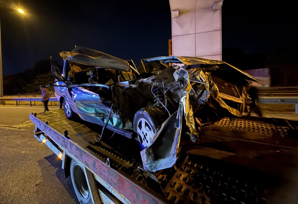 Bursa'nın Nilüfer ilçesinde tıra arkadan çarpan otomobilin sürücüsü ağır yaralandı.