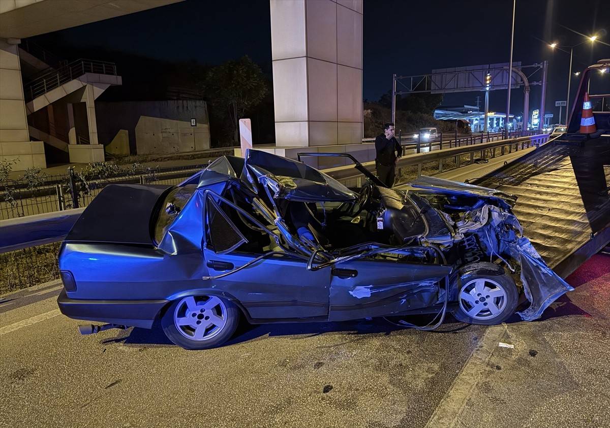 Bursa'nın Nilüfer ilçesinde tıra arkadan çarpan otomobilin sürücüsü ağır yaralandı.